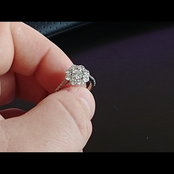 14k white gold round cluster- Engagement Ring - Picture 4 of 6